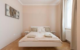 Opera & Basilica 2 Bedrooms With Balcony